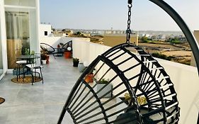 Deluxe Penthouse Charming Location Rooftop Views
